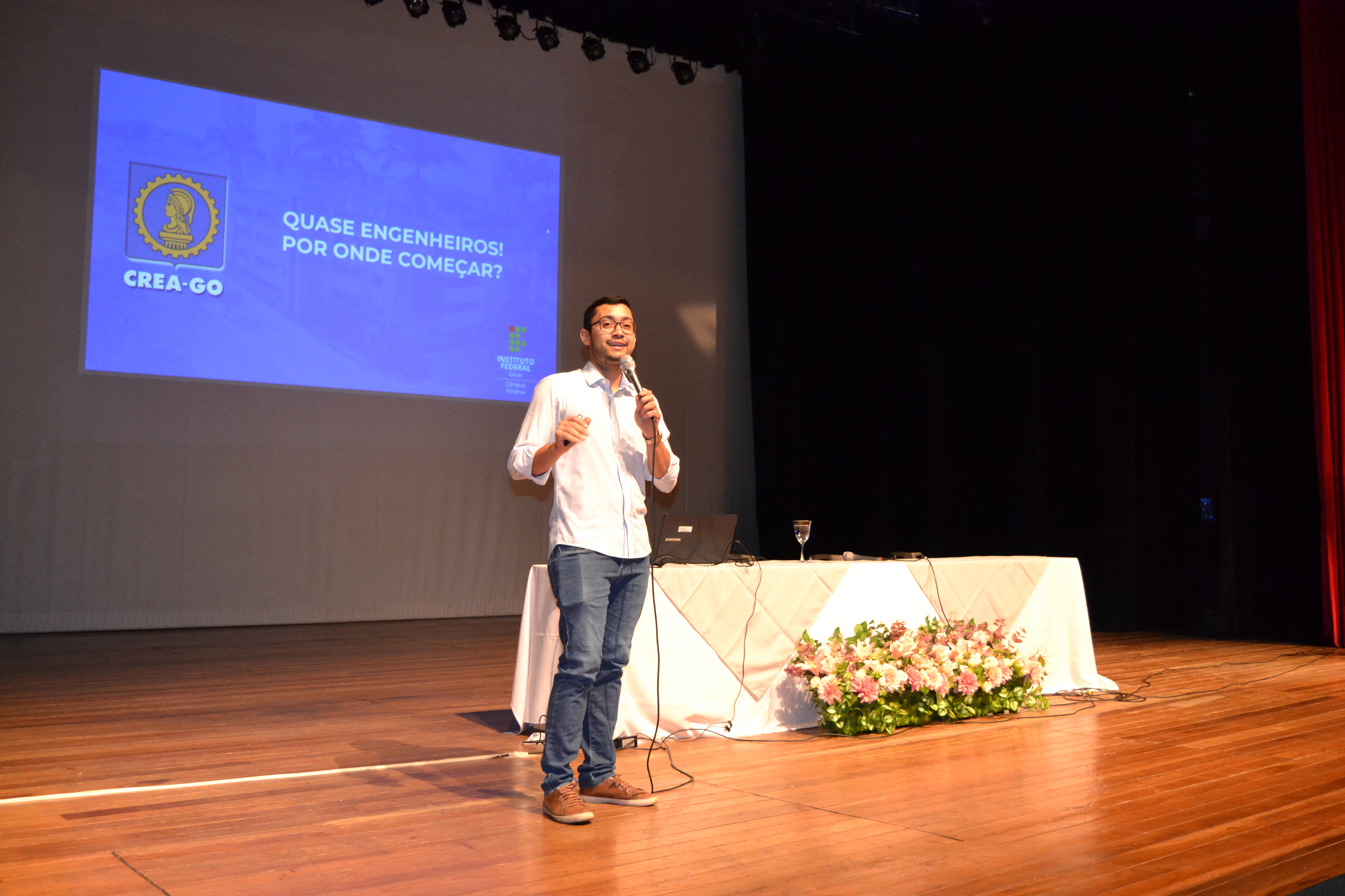 O convidado e o engenheiro do Conselho Regional de Engenharia e Agronomia de Goiás (Crea-GO), Áquila Silva Levindo, ministrou a palestra de título: “Quase Engenheiros! Por onde começar”, no Teatro do IFG.